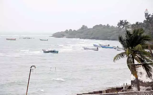 Pamban इलाके में समुद्र का जलस्तर बढ़ने से रामेश्वरम जिले में स्कूल बंद Pamban इलाके में समुद्र का जलस्तर बढ़ने से रामेश्वरम जिले में स्कूल बंद