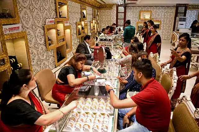 Tamil Nadu : सोने की कीमत में 560 रुपये प्रति सॉवरेन की बढ़ोतरी Tamil Nadu : सोने की कीमत में 560 रुपये प्रति सॉवरेन की बढ़ोतरी