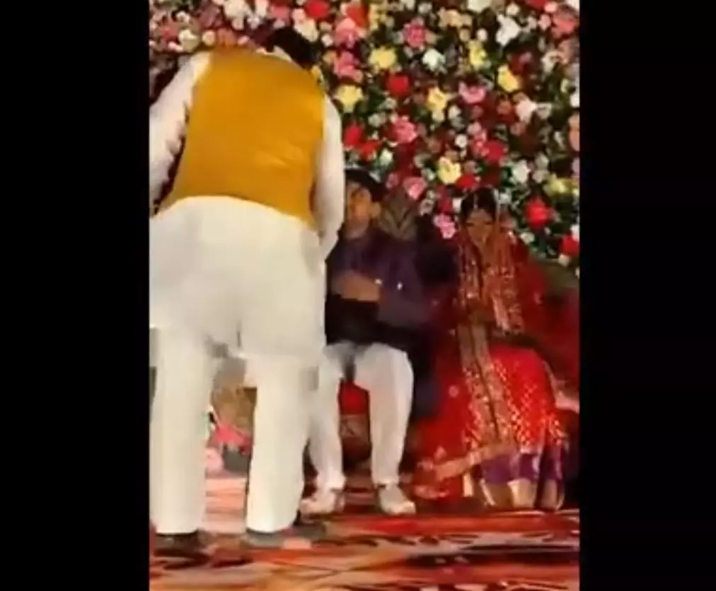 LIVE मंजर: दूल्हा-दुल्हन का स्टेज अचानक भरभराकर गिर गया...भाजपा जिलाध्यक्ष समेत कई गिरे LIVE मंजर: दूल्हा-दुल्हन का स्टेज अचानक भरभराकर गिर गया...भाजपा जिलाध्यक्ष समेत कई गिरे