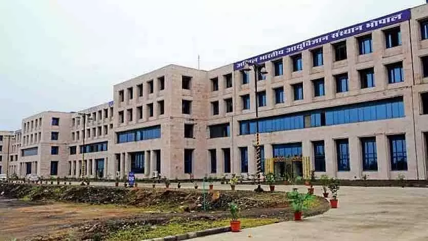 Bhopal : एम्स से कहा गया कि मरीज़ों के इंतज़ार का समय कम करें, दवा की उपलब्धता सुनिश्चित करें Bhopal : एम्स से कहा गया कि मरीज़ों के इंतज़ार का समय कम करें, दवा की उपलब्धता सुनिश्चित करें