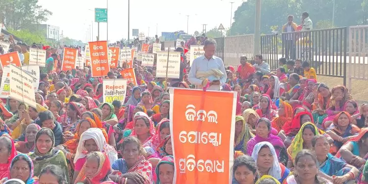 Odisha: पटना के गांववालों ने पुलिस स्टेशन का घेराव किया Odisha: पटना के गांववालों ने पुलिस स्टेशन का घेराव किया