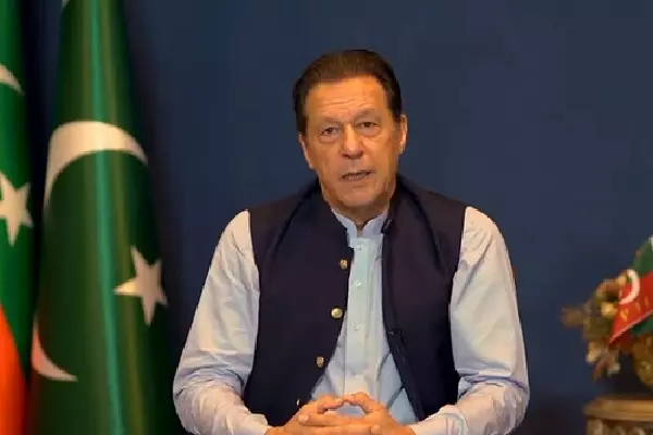Imran Khan की बहन का आरोप: ‘अवैध आइसोलेशन’, भाई से मिलने की तत्काल माँग Imran Khan की बहन का आरोप: ‘अवैध आइसोलेशन’, भाई से मिलने की तत्काल माँग