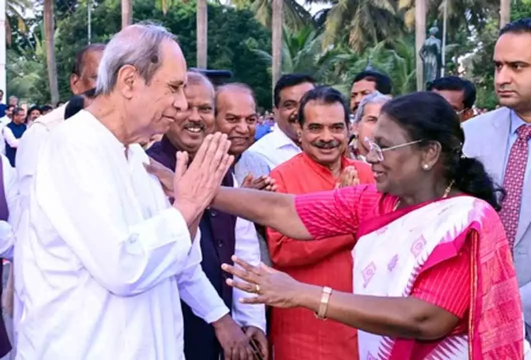 Odisha विधानसभा से राष्ट्रपति भवन तक - नवीन पटनायक ने राष्ट्रपति मुर्मू को माटी की बेटी बताया Odisha विधानसभा से राष्ट्रपति भवन तक - नवीन पटनायक ने राष्ट्रपति मुर्मू को माटी की बेटी बताया