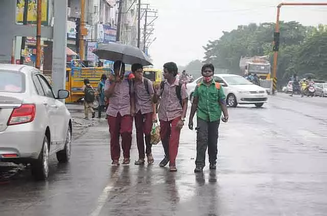 Tamil Nadu : आज 3 जिलों में स्कूलों और कॉलेजों में आधे दिन की छुट्टी Tamil Nadu : आज 3 जिलों में स्कूलों और कॉलेजों में आधे दिन की छुट्टी