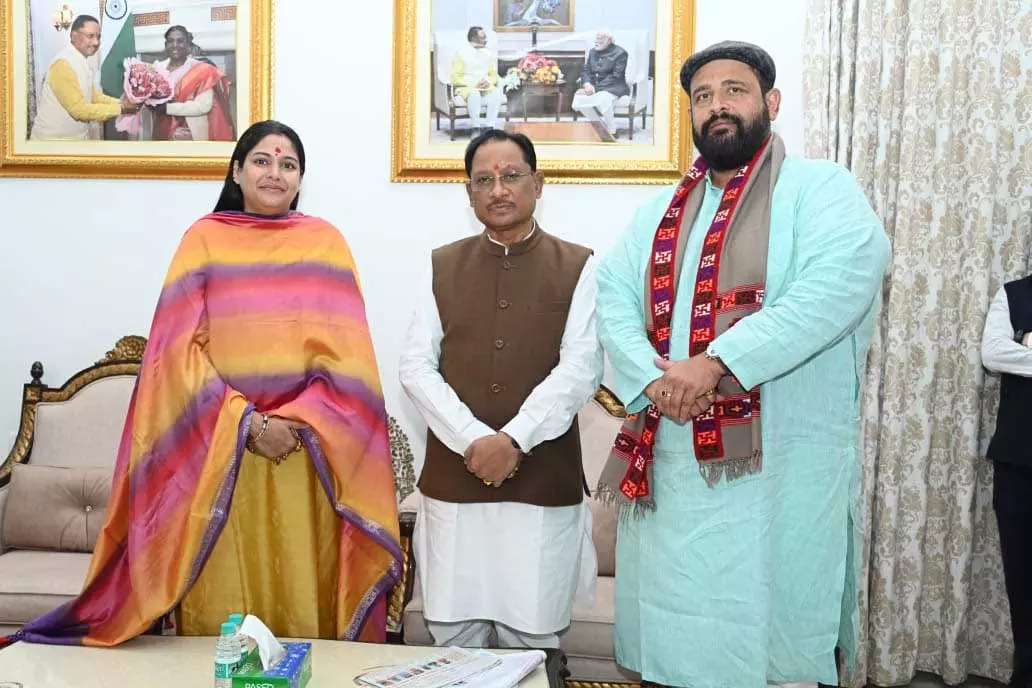 सुप्रसिद्ध भजन गायिका रेशमी शर्मा ने CM साय से मुलाकात की सुप्रसिद्ध भजन गायिका रेशमी शर्मा ने CM साय से मुलाकात की