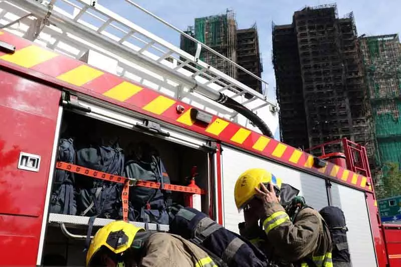 Hong Kong में जलते टावरों से जूझते फायरफाइटर्स में 94 की मौत Hong Kong में जलते टावरों से जूझते फायरफाइटर्स में 94 की मौत