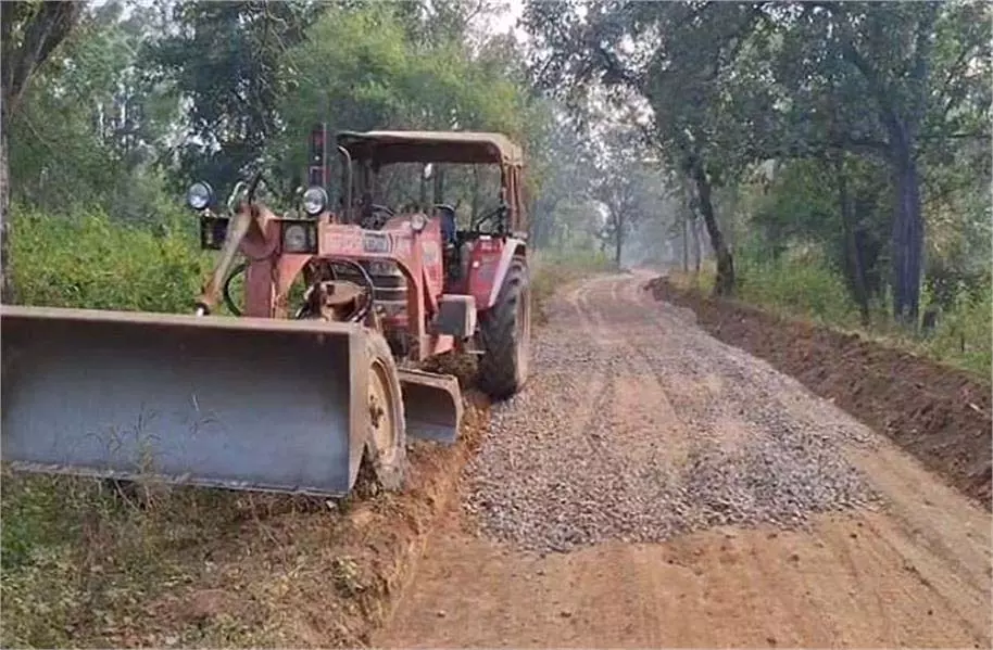 Panna:3 करोड़ से बनने वाले सड़क मार्ग में गिट्टी की जगह डाली जा रही मिट्टी Panna:3 करोड़ से बनने वाले सड़क मार्ग में गिट्टी की जगह डाली जा रही मिट्टी