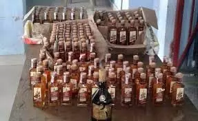 Sheopur: नाकाबंदी के दौरान एक ट्रक से 472 पेटी अंग्रेजी शराब जब्त Sheopur: नाकाबंदी के दौरान एक ट्रक से 472 पेटी अंग्रेजी शराब जब्त