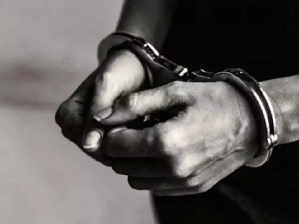 Odisha : 50 करोड़ के निवेश घोटाले का भंडाफोड़, संबलपुर में मास्टरमाइंड गिरफ्तार Odisha : 50 करोड़ के निवेश घोटाले का भंडाफोड़, संबलपुर में मास्टरमाइंड गिरफ्तार