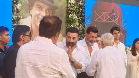 Dharmendra की प्रार्थना सभा में मेहमानों का अभिवादन करते हुए सनी देओल और बॉबी देओल भावुक हो गए Dharmendra की प्रार्थना सभा में मेहमानों का अभिवादन करते हुए सनी देओल और बॉबी देओल भावुक हो गए