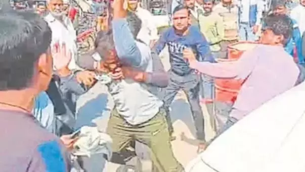 Bareilly: सड़क हादसे के बाद पिकअप चालक पर हमला, वीडियो वायरल हुआ Bareilly: सड़क हादसे के बाद पिकअप चालक पर हमला, वीडियो वायरल हुआ