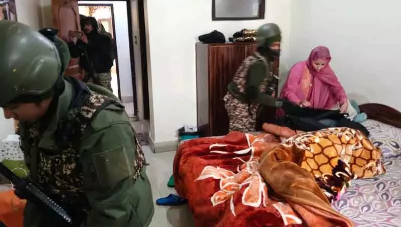 Srinagar Police और CRPF ने लालचौक में CASO शुरू किया, होटलों की सरप्राइज चेकिंग की Srinagar Police और CRPF ने लालचौक में CASO शुरू किया, होटलों की सरप्राइज चेकिंग की