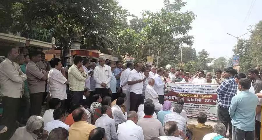 Surat में रैपियर साड़ियों की बिक्री पर रोक लगाई जाए: बुनकरों का विरोध Surat में रैपियर साड़ियों की बिक्री पर रोक लगाई जाए: बुनकरों का विरोध