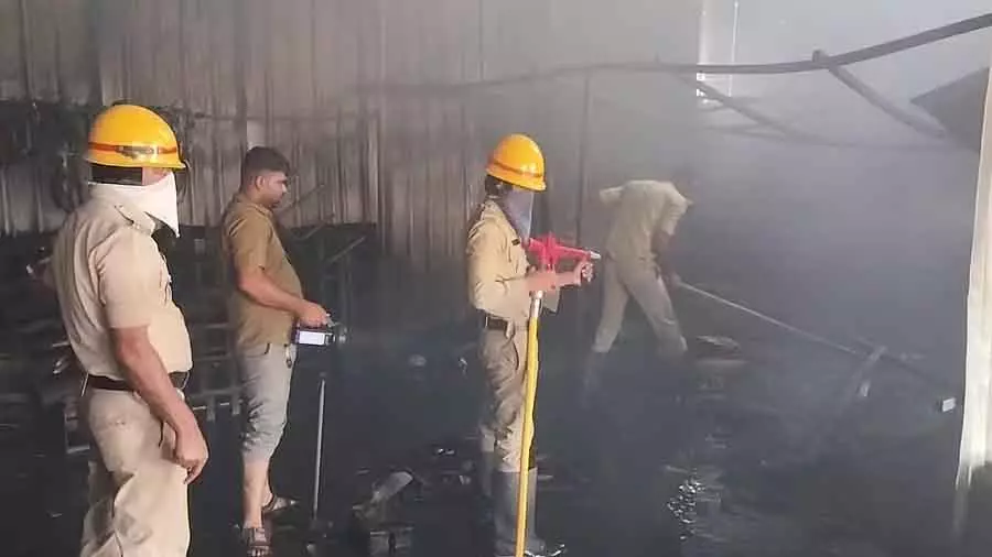 Gauribidanur अचानक लगी आग: सोफा की दुकान जलकर खाक हो गई Gauribidanur अचानक लगी आग: सोफा की दुकान जलकर खाक हो गई