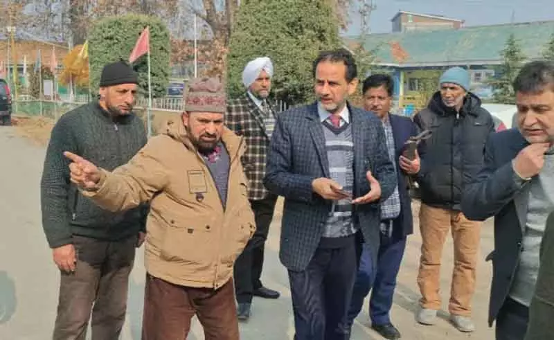 DSEK ने Sopore का दौरा किया, स्टाफ की कमी मानी, रैशनलाइज़ेशन का वादा DSEK ने Sopore का दौरा किया, स्टाफ की कमी मानी, रैशनलाइज़ेशन का वादा