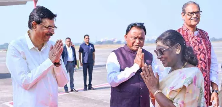 President Draupadi Murmu ओडिशा के ऐतिहासिक दौरे के बाद लखनऊ के लिए रवाना हुईं President Draupadi Murmu ओडिशा के ऐतिहासिक दौरे के बाद लखनऊ के लिए रवाना हुईं