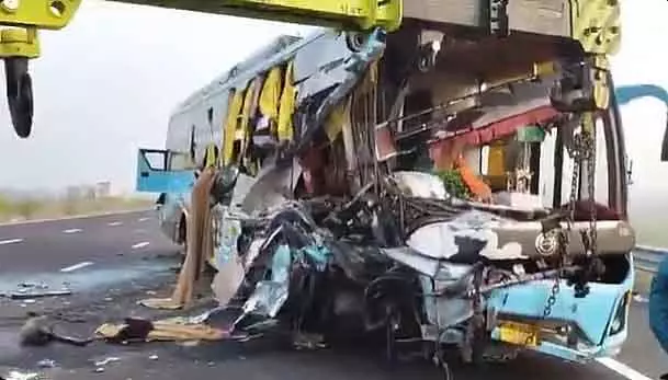 Indore जा रही स्लीपर बस दिल्ली-मुंबई एक्सप्रेसवे पर दुर्घटनाग्रस्त; 2 की मौत, 8 घायल Indore जा रही स्लीपर बस दिल्ली-मुंबई एक्सप्रेसवे पर दुर्घटनाग्रस्त; 2 की मौत, 8 घायल