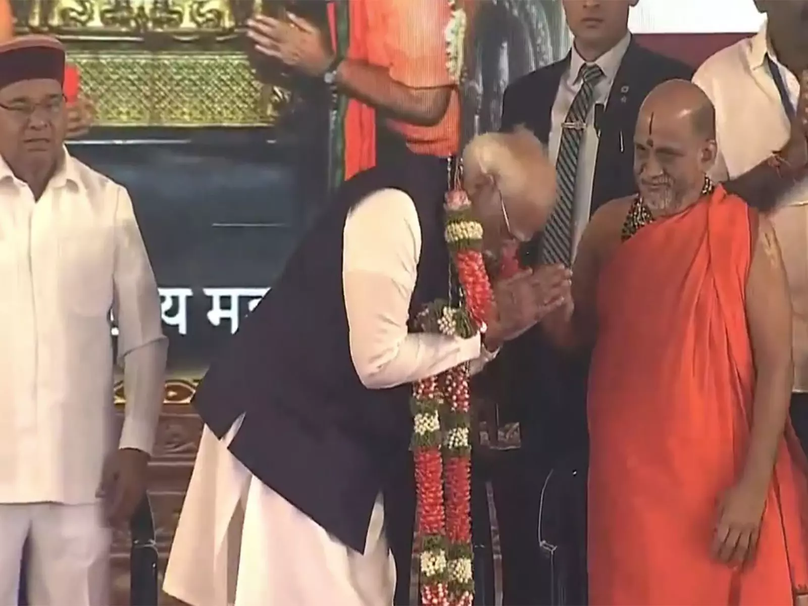 लक्ष कंठ गीता पाठ से पहले प्रधानमंत्री ने उडिपी मंदिर में संतों से बातचीत की लक्ष कंठ गीता पाठ से पहले प्रधानमंत्री ने उडिपी मंदिर में संतों से बातचीत की