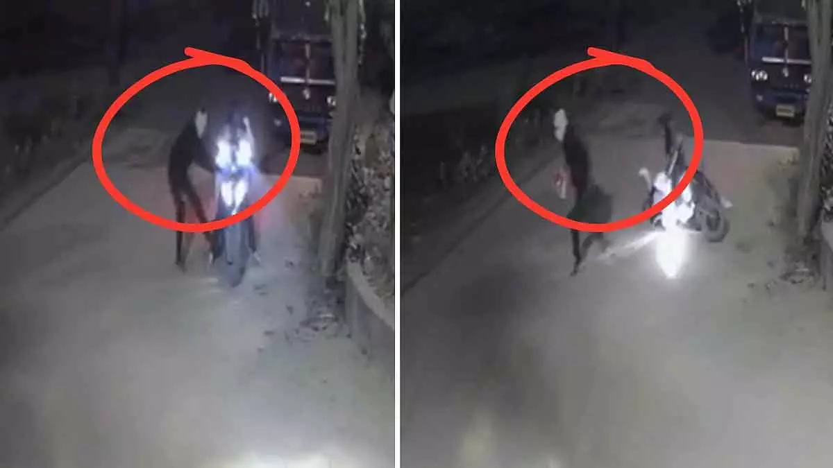 MP : ग्वालियर में बाइक सवार पिता-पुत्र से बदमाश ने छीने ₹5.5 लाख MP : ग्वालियर में बाइक सवार पिता-पुत्र से बदमाश ने छीने ₹5.5 लाख
