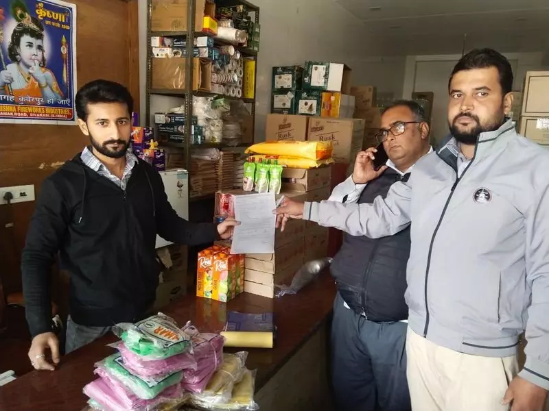 Haryana : सिंगल-यूज़ प्लास्टिक आइटम के खिलाफ़ कार्रवाई में छह दुकानदारों पर जुर्माना लगाया गया Haryana : सिंगल-यूज़ प्लास्टिक आइटम के खिलाफ़ कार्रवाई में छह दुकानदारों पर जुर्माना लगाया गया
