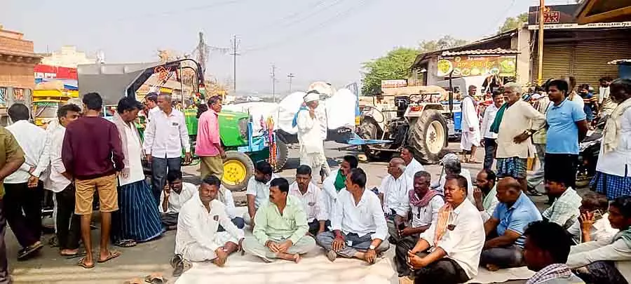 स्टाफ़ ने उड़द नहीं खरीदी: किसान नाराज़, सड़क जाम कर विरोध किया स्टाफ़ ने उड़द नहीं खरीदी: किसान नाराज़, सड़क जाम कर विरोध किया