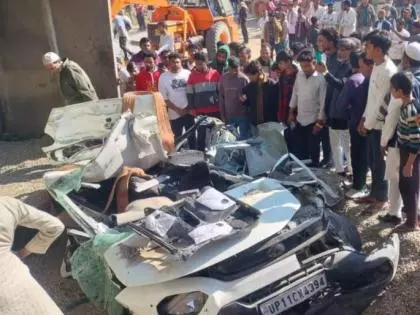 Uttar Pradesh में कार पर डंपर पलटने से एक ही परिवार के 7 लोगों की मौत Uttar Pradesh में कार पर डंपर पलटने से एक ही परिवार के 7 लोगों की मौत