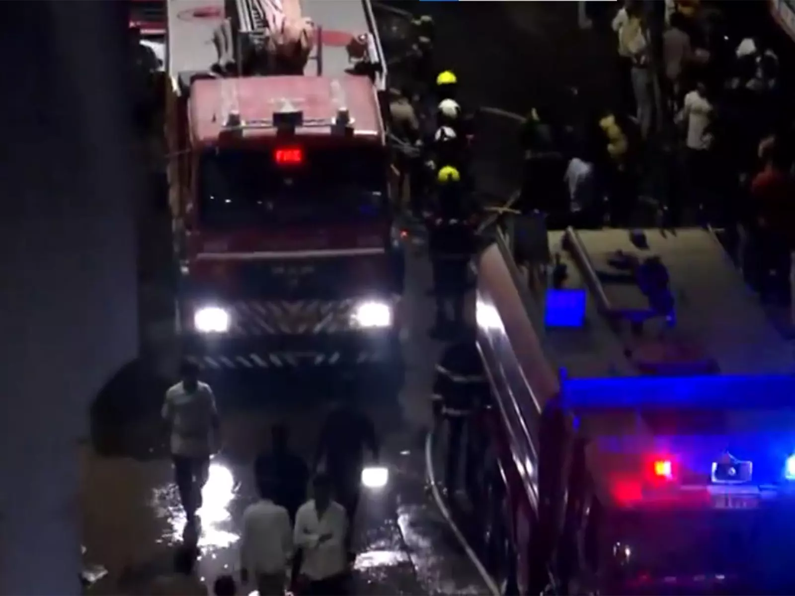 Kurla West के किस्मत नगर इलाके में गोदाम के अंदर भीषण आग लग गई Kurla West के किस्मत नगर इलाके में गोदाम के अंदर भीषण आग लग गई