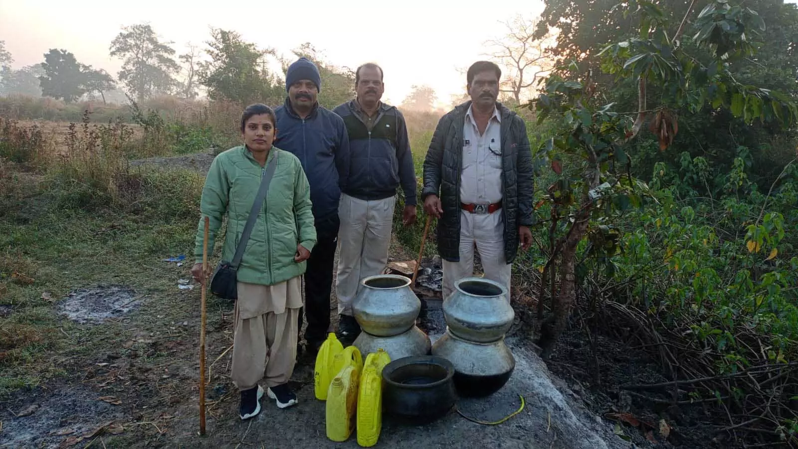 आबकारी विभाग की कार्रवाई, 35 बल्क लीटर महुआ शराब जब्त आबकारी विभाग की कार्रवाई, 35 बल्क लीटर महुआ शराब जब्त