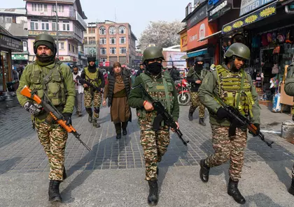 जम्मू-कश्मीर पुलिस और CRPF ने श्रीनगर के लाल चौक में तलाशी ली जम्मू-कश्मीर पुलिस और CRPF ने श्रीनगर के लाल चौक में तलाशी ली