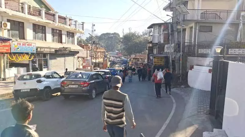 Palampur की संकरी सड़कें पैदल चलने वालों के लिए मौत का जाल बन गई हैं Palampur की संकरी सड़कें पैदल चलने वालों के लिए मौत का जाल बन गई हैं