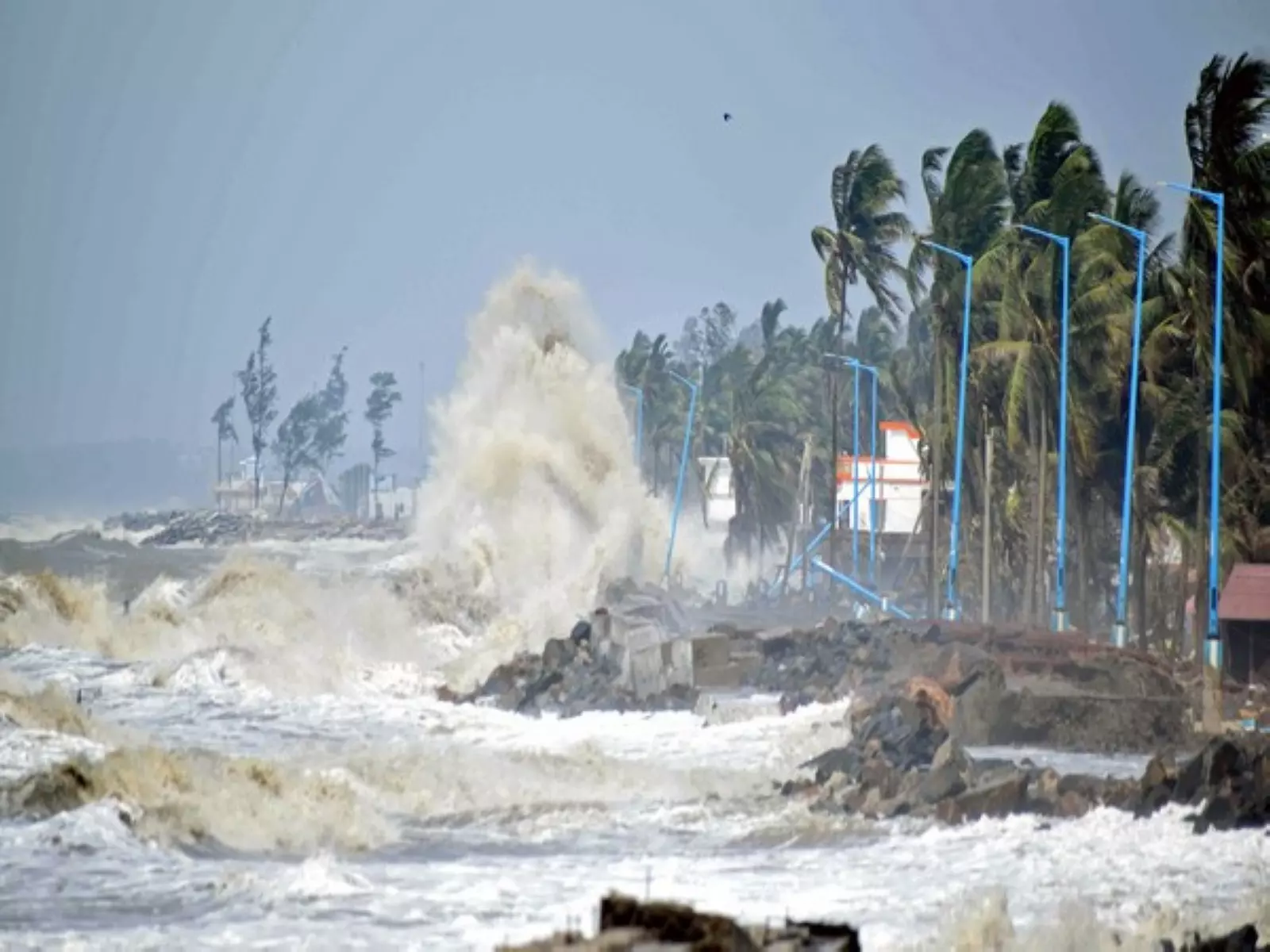 Cyclone Ditwa: तटीय आंध्र और रायलसीमा में कल और परसों भारी बारिश की संभावना Cyclone Ditwa: तटीय आंध्र और रायलसीमा में कल और परसों भारी बारिश की संभावना