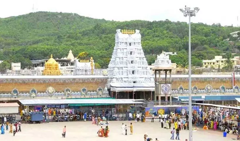 Tirumala में डिब्बे भरे हुए हैं.. सर्व दर्शन के लिए 15 घंटे Tirumala में डिब्बे भरे हुए हैं.. सर्व दर्शन के लिए 15 घंटे