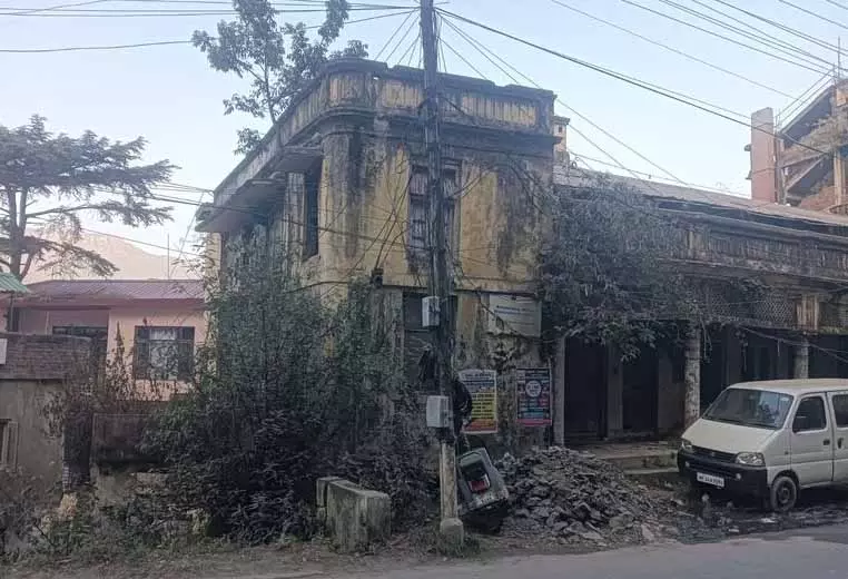जीर्ण-शीर्ण खतरा, Solan की खाली इमारतें नशेड़ियों का अड्डा बन गई हैं जीर्ण-शीर्ण खतरा, Solan की खाली इमारतें नशेड़ियों का अड्डा बन गई हैं