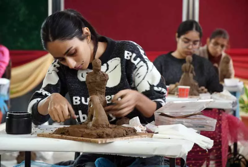रंग और मिट्टी ने Vet University के यूथ फेस्ट के दूसरे दिन को और भी मज़ेदार बना दिया रंग और मिट्टी ने Vet University के यूथ फेस्ट के दूसरे दिन को और भी मज़ेदार बना दिया