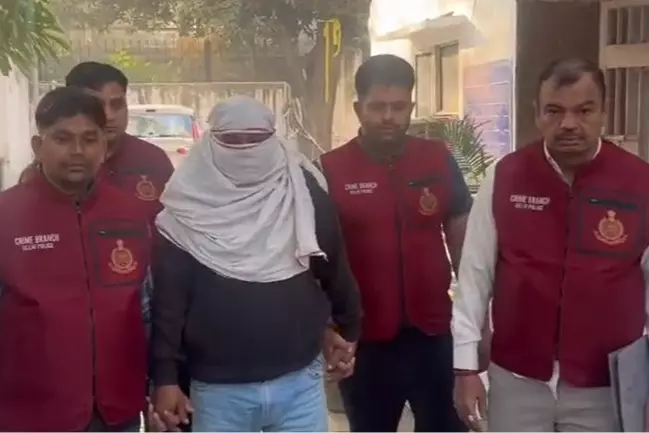 Delhi Crime Branch ने 25 साल से फरार चल रहे भगोड़े घोषित अपराधी को गिरफ्तार किया Delhi Crime Branch ने 25 साल से फरार चल रहे भगोड़े घोषित अपराधी को गिरफ्तार किया
