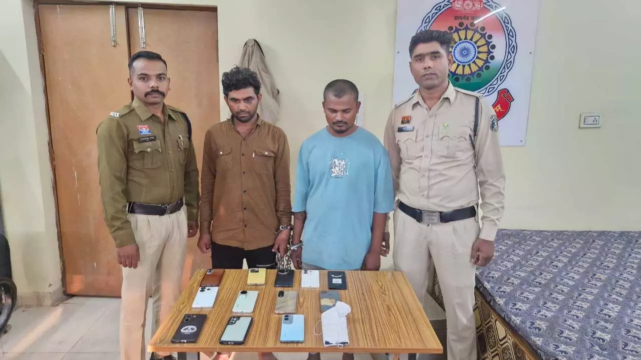 रायपुर : क्लीनिक ड्यूटी से लौट रही युवती की मोबाइल लूटे, 2 अरेस्ट रायपुर : क्लीनिक ड्यूटी से लौट रही युवती की मोबाइल लूटे, 2 अरेस्ट