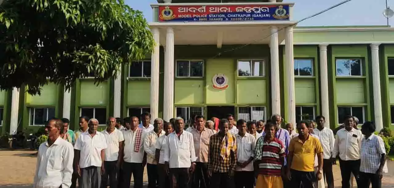 OAS अधिकारी परिवार पर ओडिशा में समाज की कथित कार्रवाई OAS अधिकारी परिवार पर ओडिशा में समाज की कथित कार्रवाई