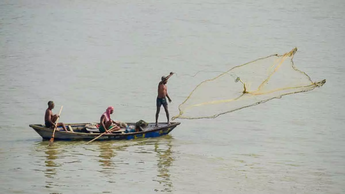 Navi Mumbai : मछुआरों के लिए समुद्री सुरक्षा बढ़ाने के लिए उरण फिशिंग बोट्स पर ट्रांसपोंडर लगाए गए Navi Mumbai : मछुआरों के लिए समुद्री सुरक्षा बढ़ाने के लिए उरण फिशिंग बोट्स पर ट्रांसपोंडर लगाए गए