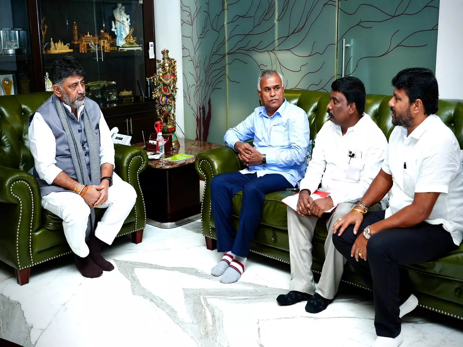 कर्नाटक में नेतृत्व परिवर्तन के बीच उपमुख्यमंत्री DK शिवकुमार ने कांग्रेस विधायकों से मुलाकात की कर्नाटक में नेतृत्व परिवर्तन के बीच उपमुख्यमंत्री DK शिवकुमार ने कांग्रेस विधायकों से मुलाकात की