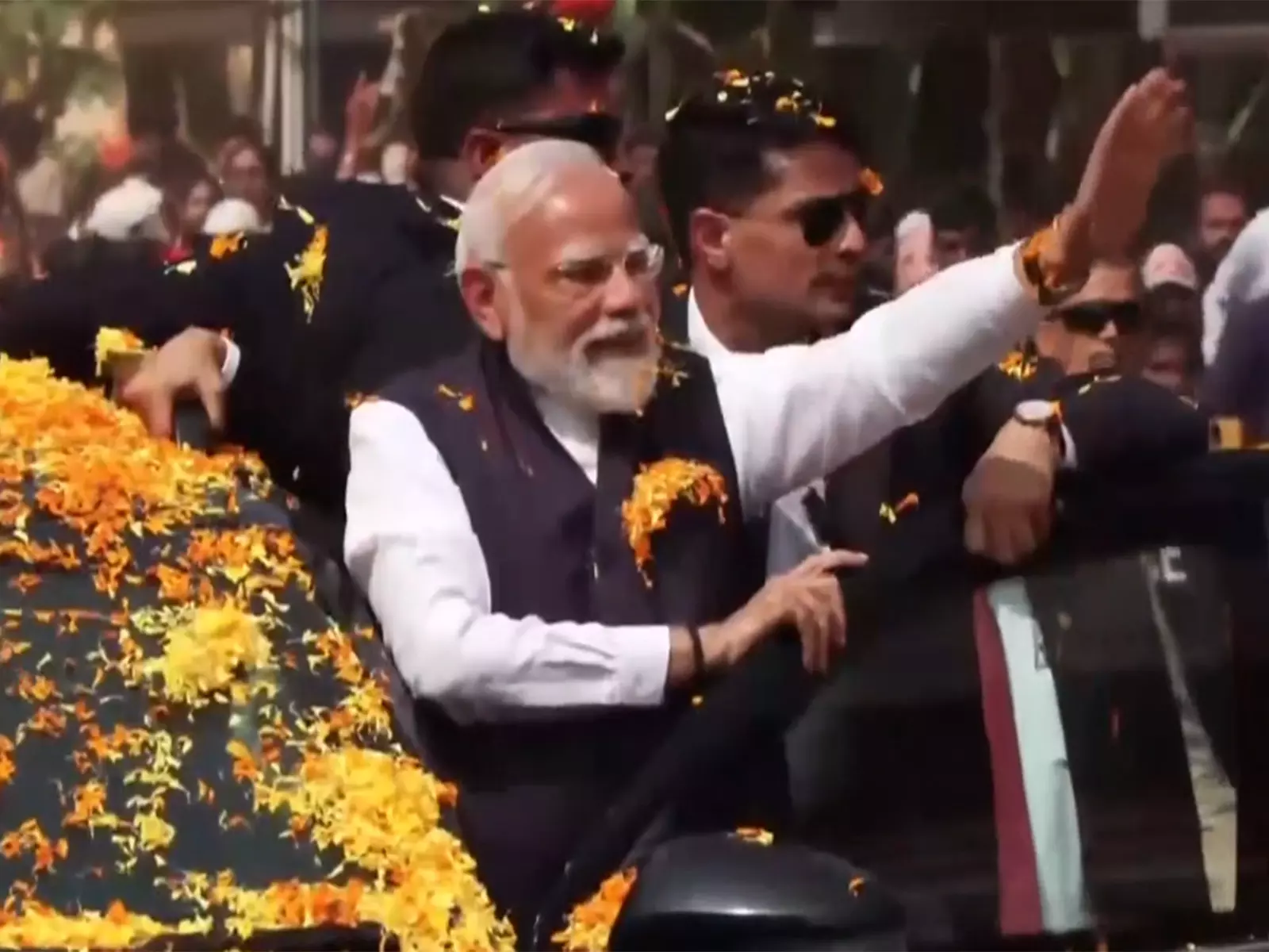 PM मोदी ने उडुपी में रोड शो किया, श्री कृष्ण मठ में लक्ष कंठ गीता पारायण कार्यक्रम को किया संबोधित PM मोदी ने उडुपी में रोड शो किया, श्री कृष्ण मठ में लक्ष कंठ गीता पारायण कार्यक्रम को किया संबोधित
