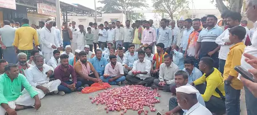 प्याज की कीमत में गिरावट: किसानों का विरोध प्याज की कीमत में गिरावट: किसानों का विरोध