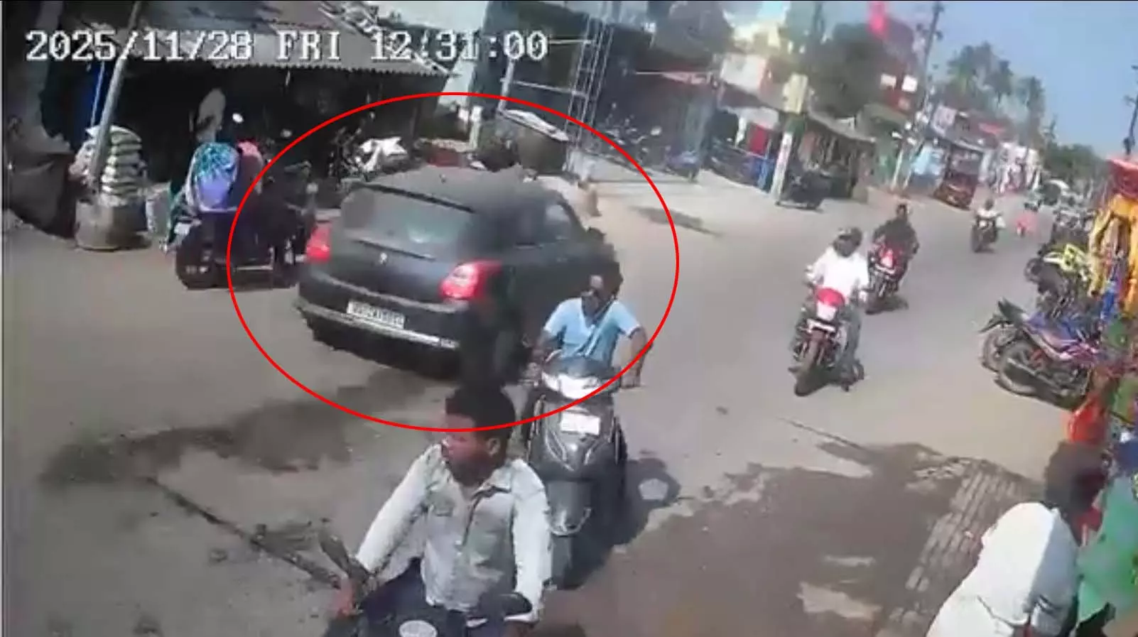 CCTV में कैद हुआ दिल दहला देने वाला मंजर, बेकाबू कार ने कई लोगों को टक्कर मारी CCTV में कैद हुआ दिल दहला देने वाला मंजर, बेकाबू कार ने कई लोगों को टक्कर मारी