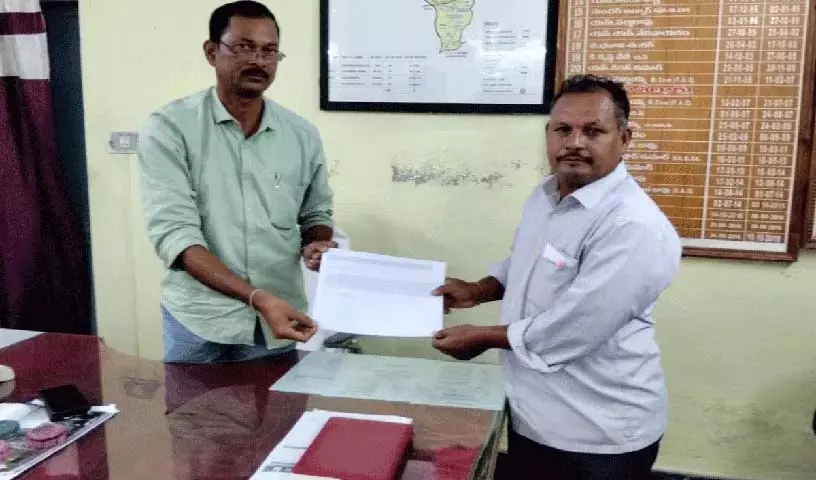 कलेक्टर अनुदीप दुरीशेट्टी के आदेश पर NRI को पासबुक जारी की गई कलेक्टर अनुदीप दुरीशेट्टी के आदेश पर NRI को पासबुक जारी की गई