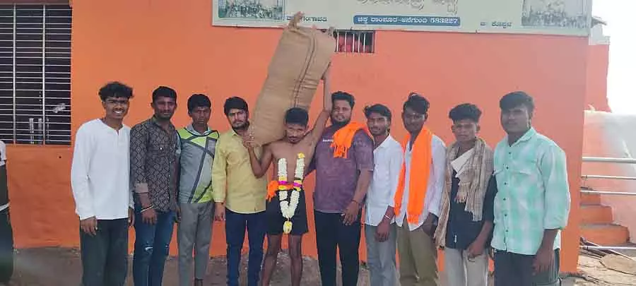 Gangavathi : एक युवक 115 kg मक्का का बोरा लेकर अंजनाद्री पहाड़ी पर चढ़ गया Gangavathi : एक युवक 115 kg मक्का का बोरा लेकर अंजनाद्री पहाड़ी पर चढ़ गया