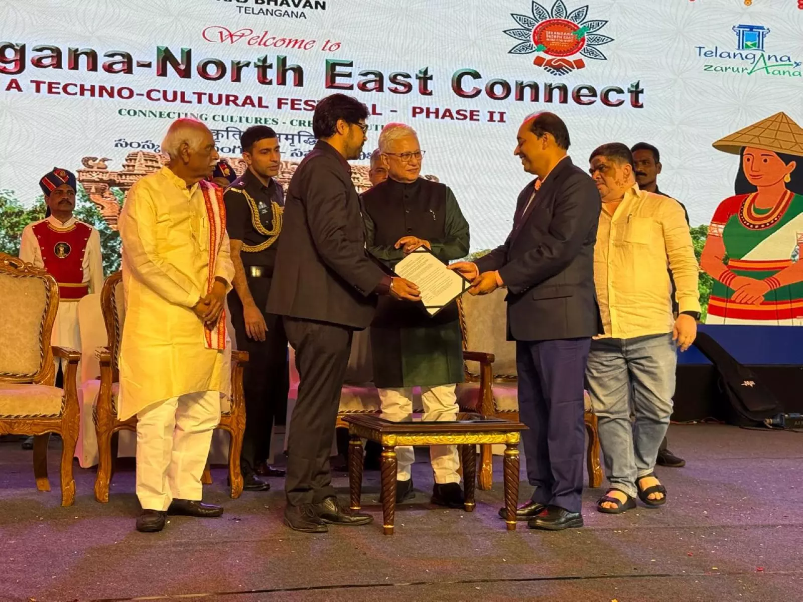 तेलंगाना के राज्यपाल ने हैदराबाद में टेक्नो-कल्चरल फेस्टिवल में AGMC के डॉ. शंकर चक्रवर्ती को सम्मानित किया तेलंगाना के राज्यपाल ने हैदराबाद में टेक्नो-कल्चरल फेस्टिवल में AGMC के डॉ. शंकर चक्रवर्ती को सम्मानित किया