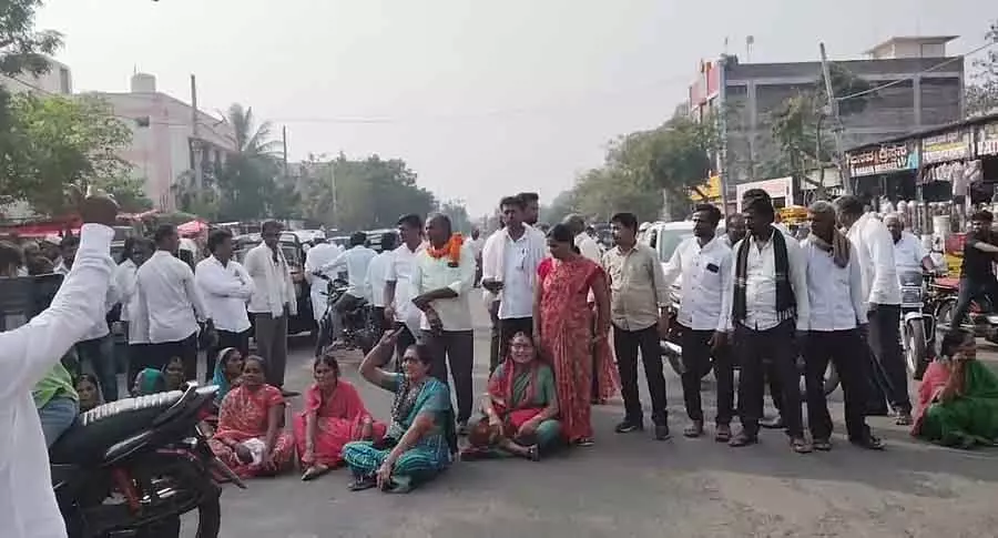 Bhalki : संदिग्ध मौत की जांच की मांग को लेकर विरोध प्रदर्शन Bhalki : संदिग्ध मौत की जांच की मांग को लेकर विरोध प्रदर्शन