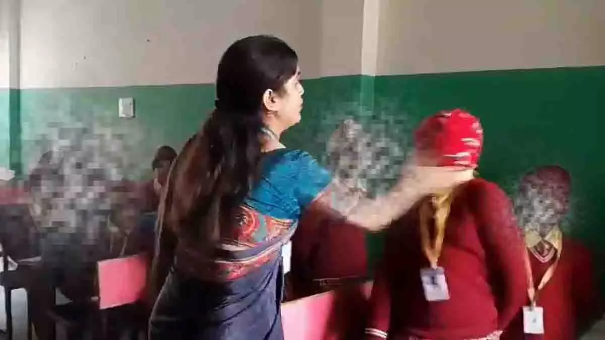 टीचर की शारीरिक सजा कैमरे में कैद, UP में विरोध टीचर की शारीरिक सजा कैमरे में कैद, UP में विरोध