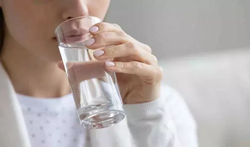 क्या आप हर दिन बहुत ज़्यादा पानी पी रहे हैं? लेकिन क्या आप जानते हैं कि इससे क्या होता है? क्या आप हर दिन बहुत ज़्यादा पानी पी रहे हैं? लेकिन क्या आप जानते हैं कि इससे क्या होता है?