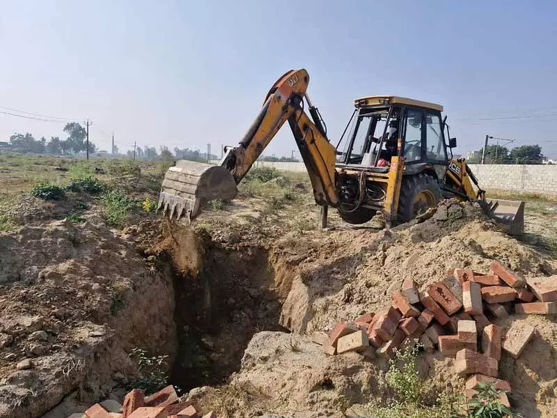 ADA ने अमृतसर के बुड्ढा थेह, उमरानंगल गांवों में अवैध कॉलोनियों को गिराया ADA ने अमृतसर के बुड्ढा थेह, उमरानंगल गांवों में अवैध कॉलोनियों को गिराया