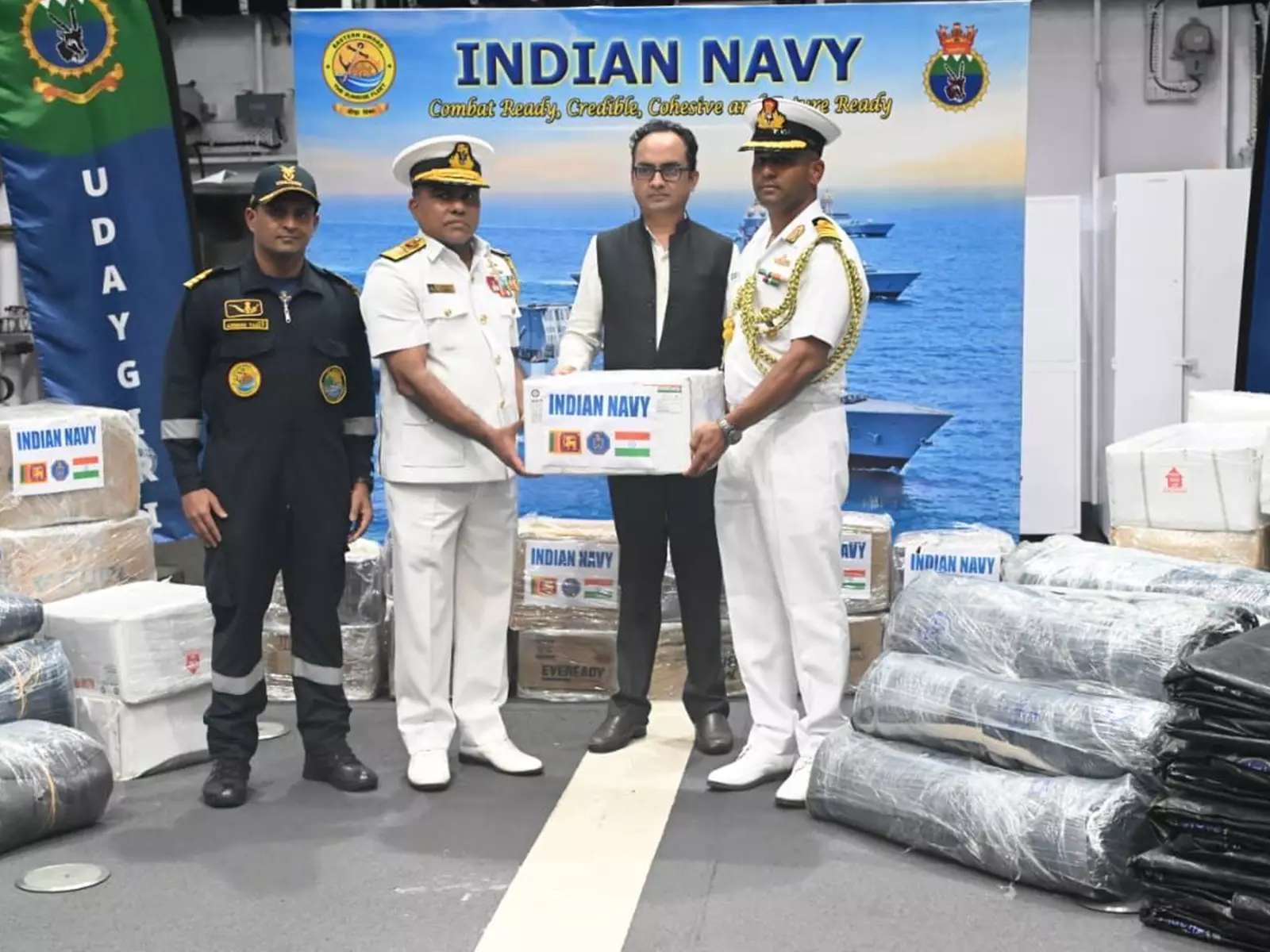 ऑपरेशन सागर बंधु: INS विक्रांत, INS उदयगिरि ने चक्रवात दितवाह के बीच श्रीलंका को राहत सामग्री सौंपी ऑपरेशन सागर बंधु: INS विक्रांत, INS उदयगिरि ने चक्रवात दितवाह के बीच श्रीलंका को राहत सामग्री सौंपी